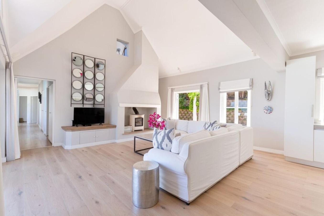 Sublime Five Bed In Glorious Setting Holiday home Cape Town